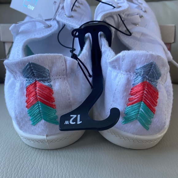 White slip on sneaker - no tie - Picture 2 of 9